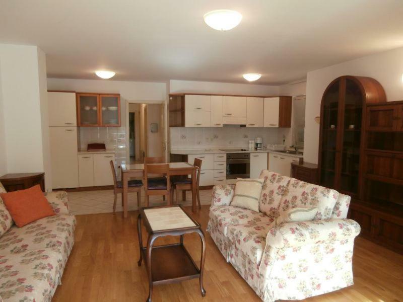 Miki Apartment โปเรช ภายนอก รูปภาพ